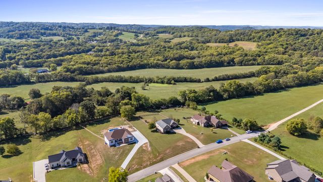 1851 Lochlann Dr, Culleoka, TN 38451