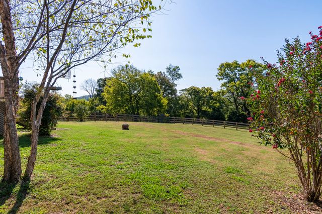 1851 Lochlann Dr, Culleoka, TN 38451