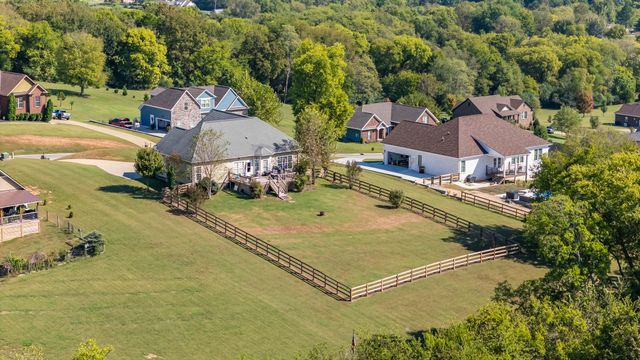 1851 Lochlann Dr, Culleoka, TN 38451
