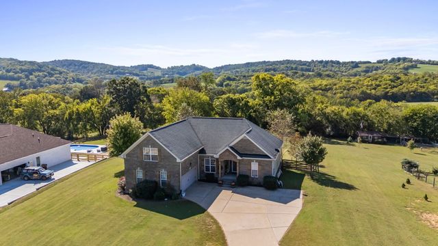 1851 Lochlann Dr, Culleoka, TN 38451