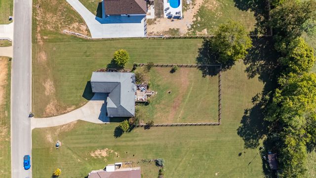 1851 Lochlann Dr, Culleoka, TN 38451