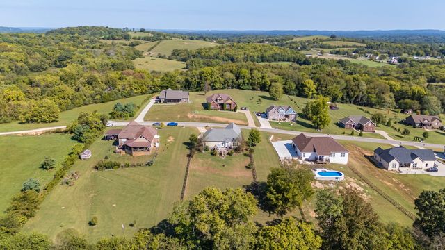 1851 Lochlann Dr, Culleoka, TN 38451