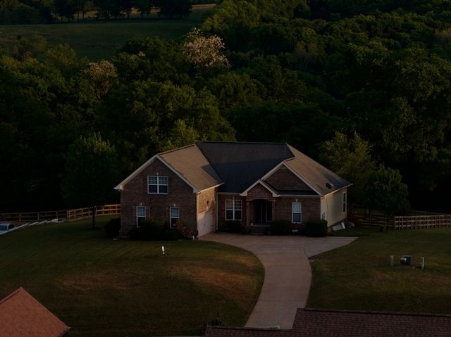 1851 Lochlann Dr, Culleoka, TN 38451