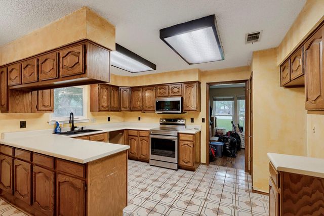 215 Dewberry CV, Buda, TX 78610