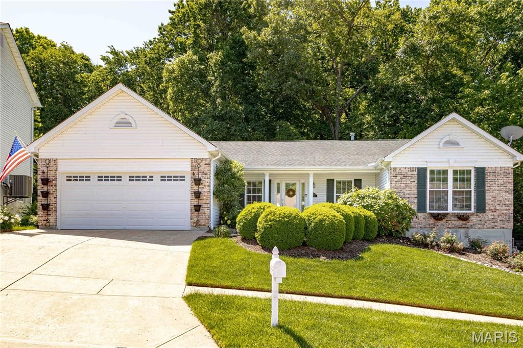 3067 Crystal Lake Drive, St Louis, MO 63129