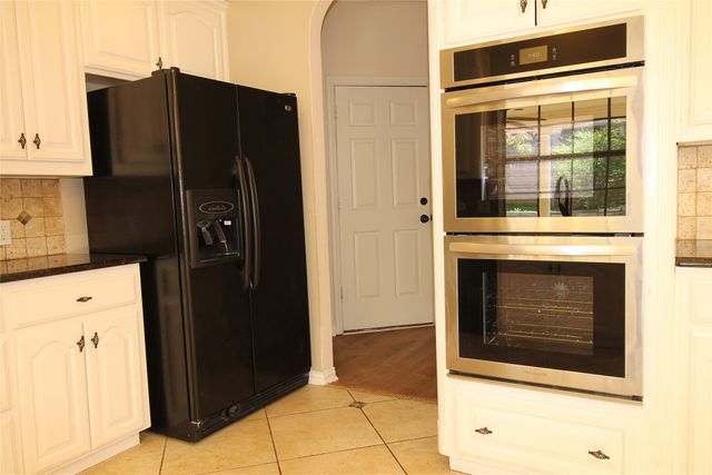 2719 Hidden Lake Drive, Grapevine, TX 76051