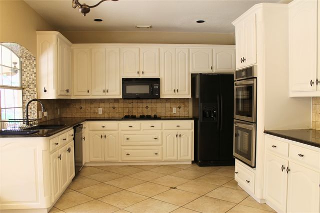 2719 Hidden Lake Drive, Grapevine, TX 76051