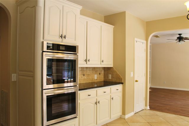 2719 Hidden Lake Drive, Grapevine, TX 76051