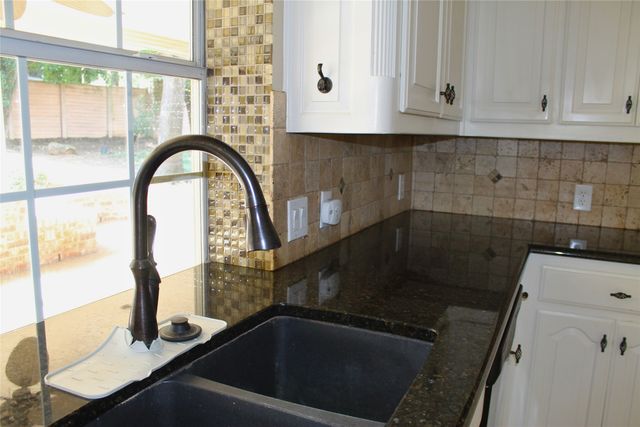 2719 Hidden Lake Drive, Grapevine, TX 76051