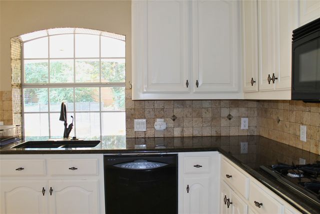 2719 Hidden Lake Drive, Grapevine, TX 76051