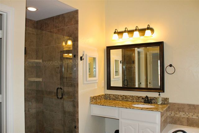 2719 Hidden Lake Drive, Grapevine, TX 76051