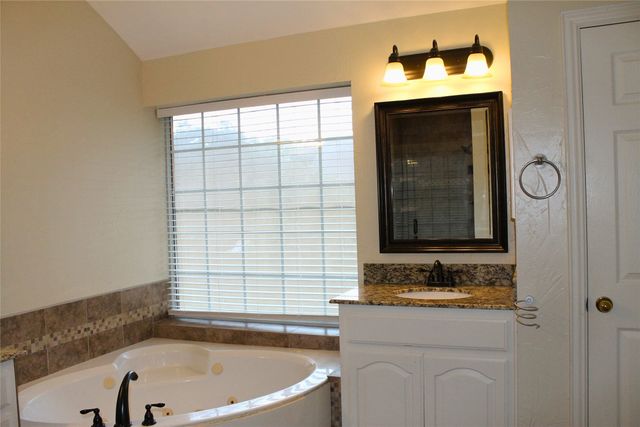 2719 Hidden Lake Drive, Grapevine, TX 76051