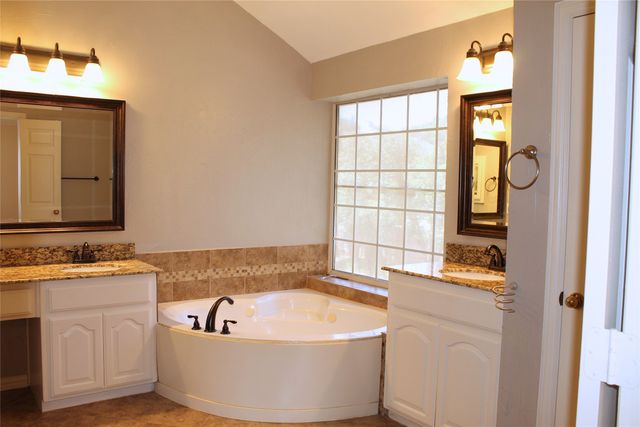 2719 Hidden Lake Drive, Grapevine, TX 76051