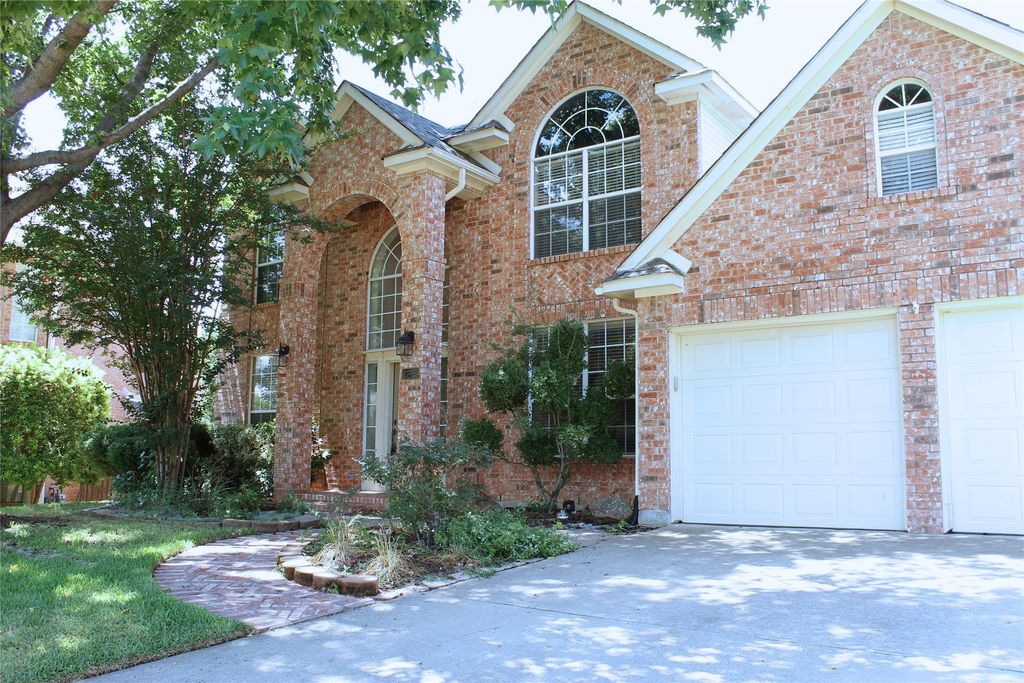 2719 Hidden Lake Drive, Grapevine, TX 76051