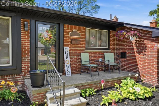 27407 Buckingham Street, Livonia, MI 48154