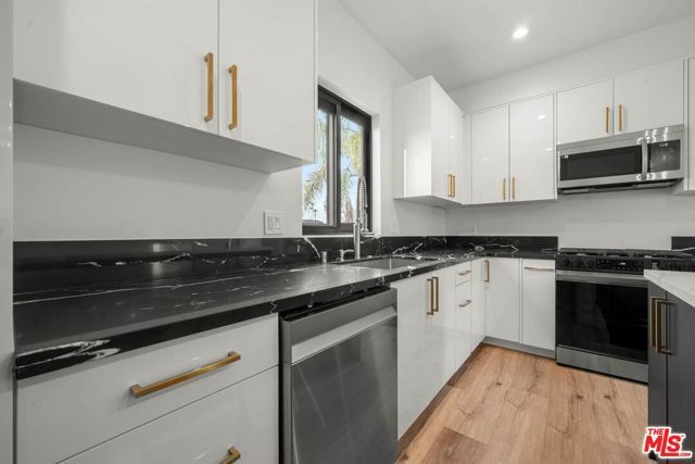 1920 S Sherbourne Drive, Los Angeles, CA 90034