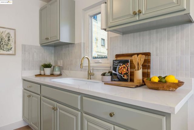 3877 Howe St 206, Oakland, CA 94611
