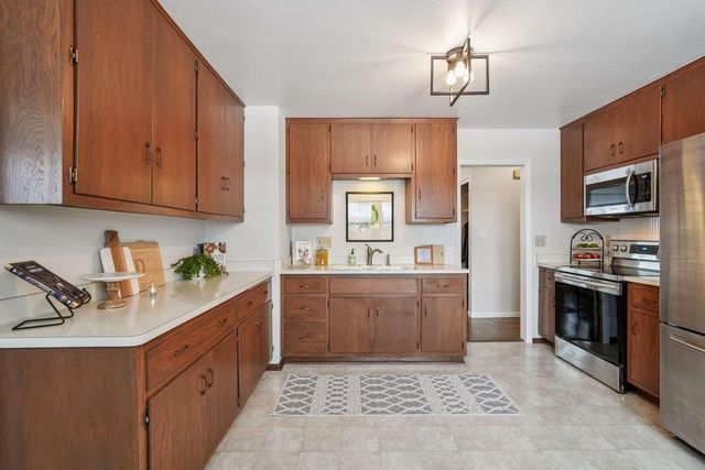 1213 W Glen River ROAD, Glendale, WI 53217