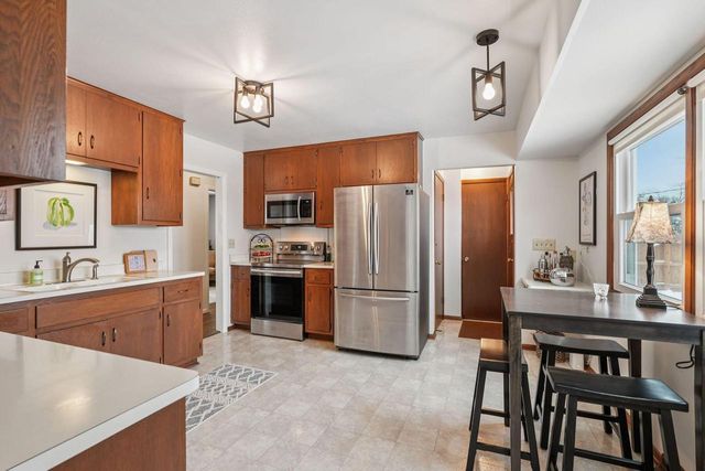 1213 W Glen River ROAD, Glendale, WI 53217