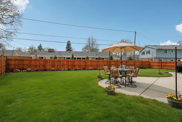 1213 W Glen River ROAD, Glendale, WI 53217