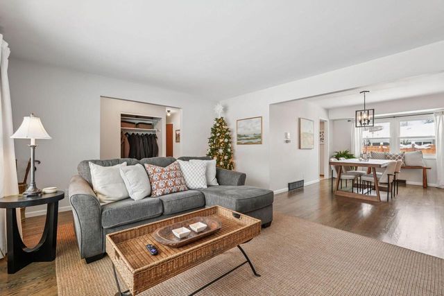 1213 W Glen River ROAD, Glendale, WI 53217