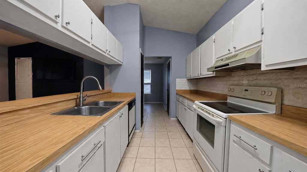 Image 9 of property listing at 257 CLEMENS COURT, Orlando, FL 32828
