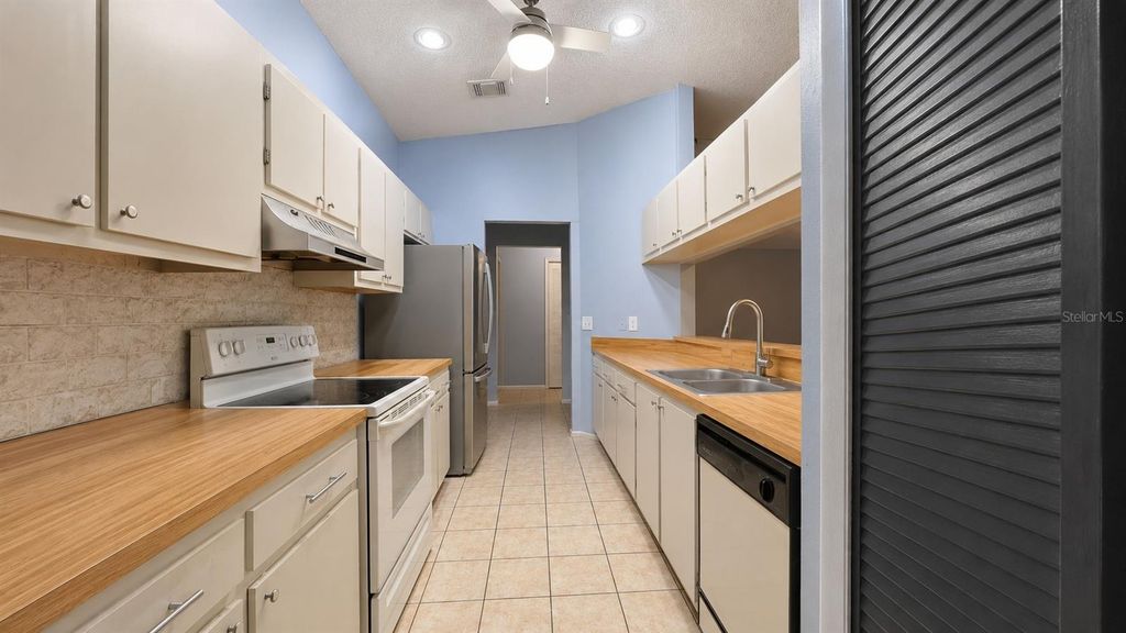 Image 10 of property listing at 257 CLEMENS COURT, Orlando, FL 32828