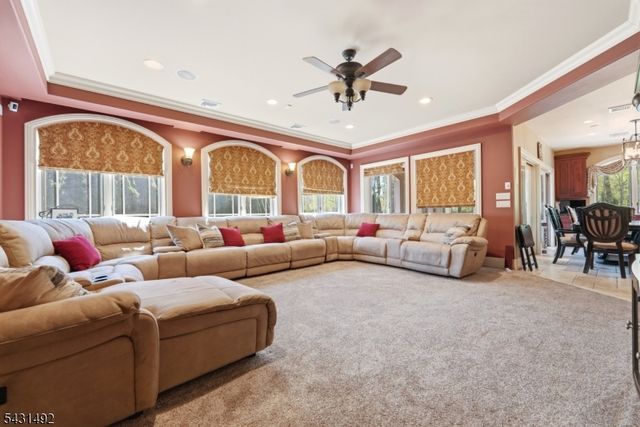 305 Blauvelt Ct, Paramus Boro, NJ 07652