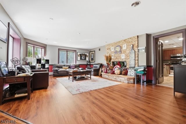 305 Blauvelt Ct, Paramus Boro, NJ 07652