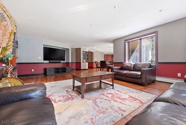 305 Blauvelt Ct, Paramus Boro, NJ 07652