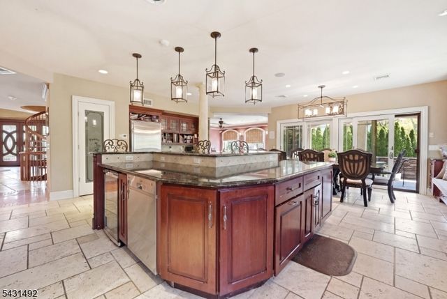 305 Blauvelt Ct, Paramus Boro, NJ 07652