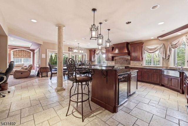 305 Blauvelt Ct, Paramus Boro, NJ 07652