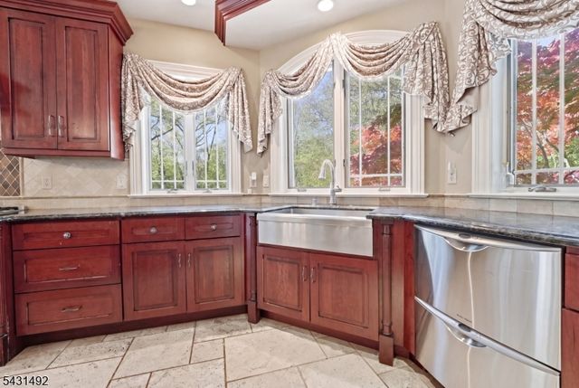 305 Blauvelt Ct, Paramus Boro, NJ 07652
