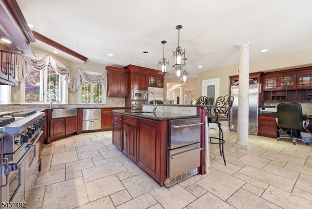 305 Blauvelt Ct, Paramus Boro, NJ 07652