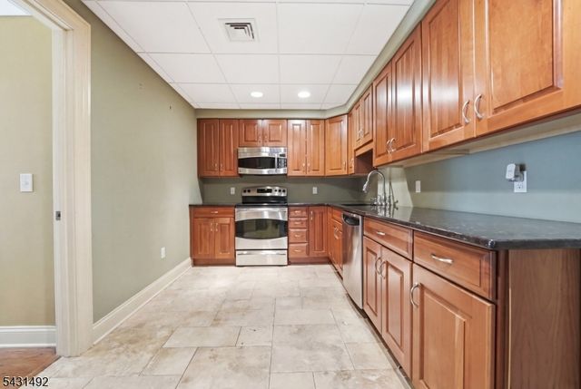 305 Blauvelt Ct, Paramus Boro, NJ 07652