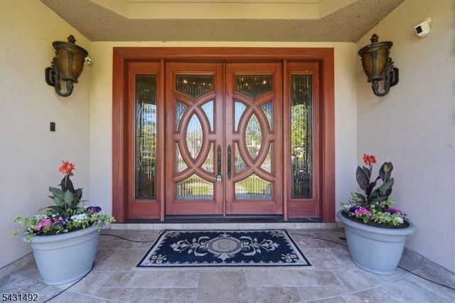 305 Blauvelt Ct, Paramus Boro, NJ 07652