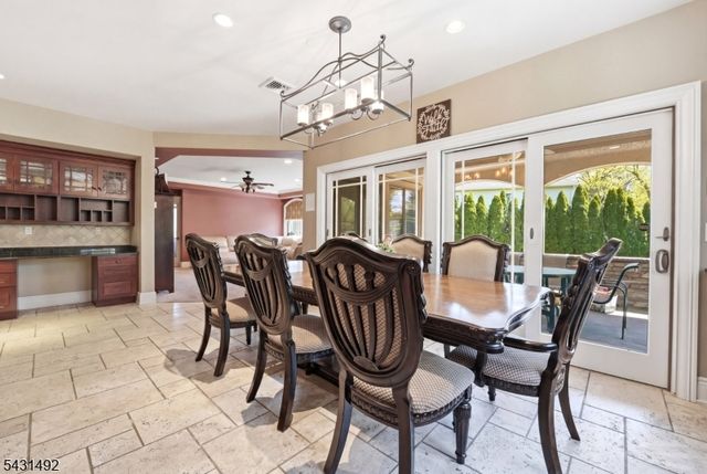 305 Blauvelt Ct, Paramus Boro, NJ 07652