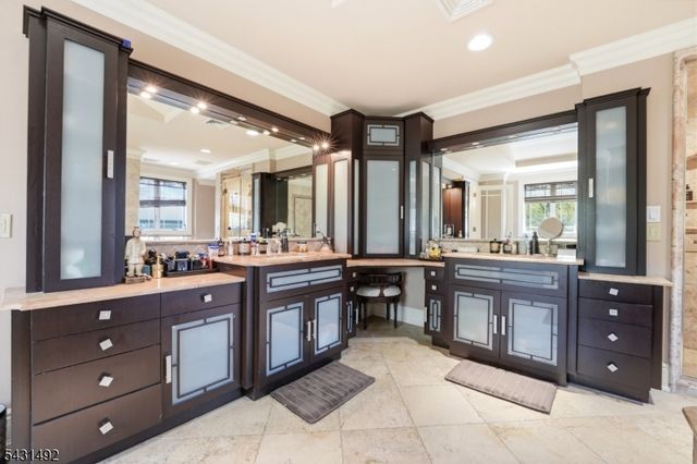 305 Blauvelt Ct, Paramus Boro, NJ 07652
