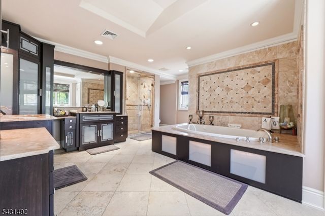 305 Blauvelt Ct, Paramus Boro, NJ 07652