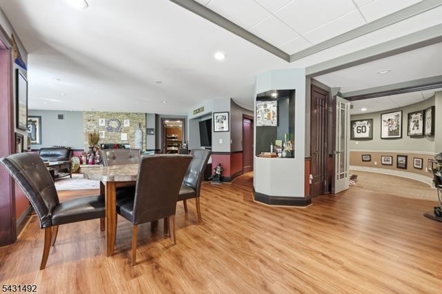 305 Blauvelt Ct, Paramus Boro, NJ 07652