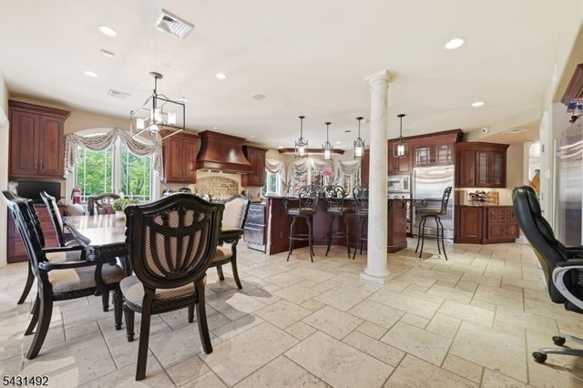 305 Blauvelt Ct, Paramus Boro, NJ 07652