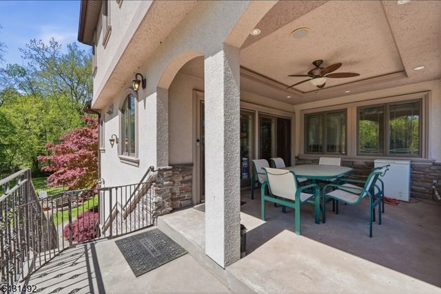 305 Blauvelt Ct, Paramus Boro, NJ 07652