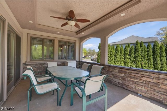 305 Blauvelt Ct, Paramus Boro, NJ 07652
