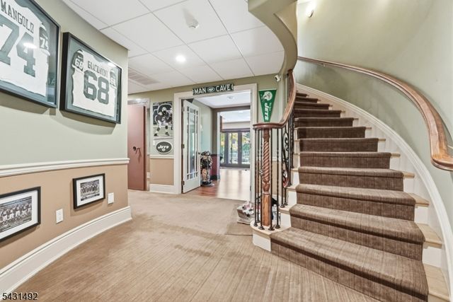 305 Blauvelt Ct, Paramus Boro, NJ 07652