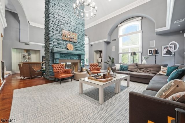 305 Blauvelt Ct, Paramus Boro, NJ 07652