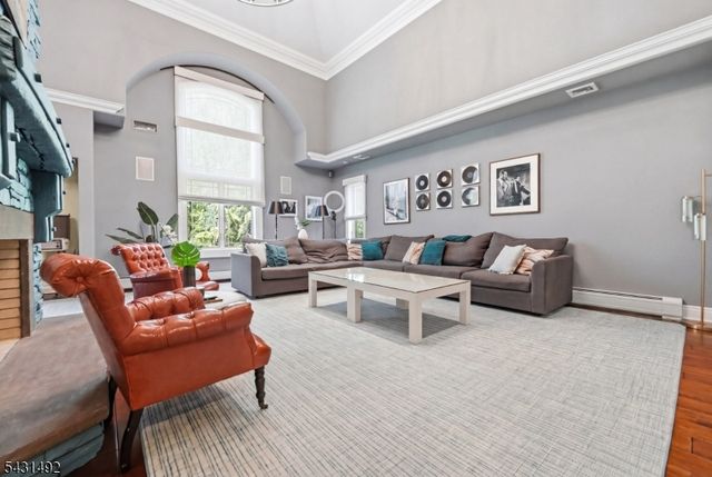 305 Blauvelt Ct, Paramus Boro, NJ 07652