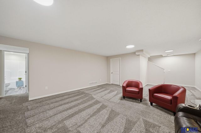 2900 Kings Corner Drive, Lincoln, NE 68516