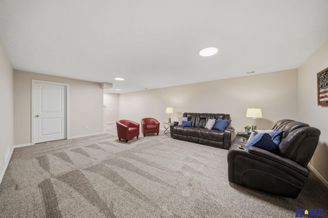 2900 Kings Corner Drive, Lincoln, NE 68516