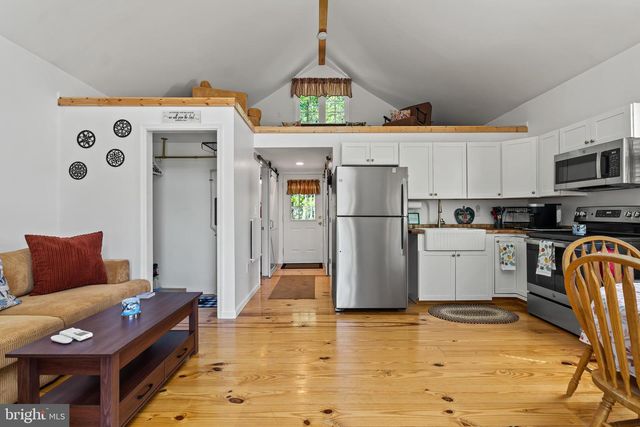 21 THORNWOOD DR, Berkeley Springs, WV 25411