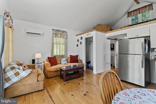 21 THORNWOOD DR, Berkeley Springs, WV 25411